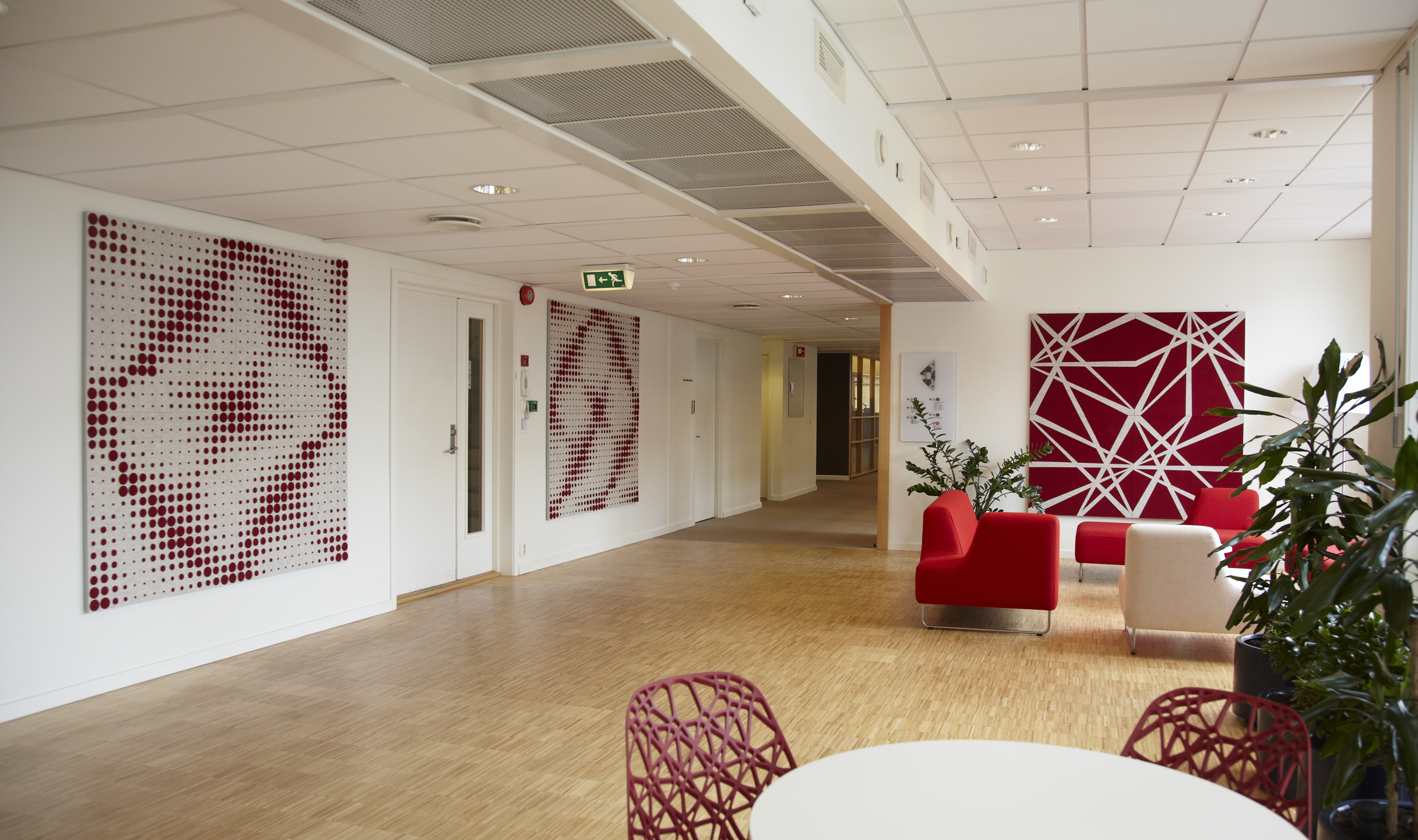 akustikmoduler i rød og hvid filt hos Tryg Oslo (5)